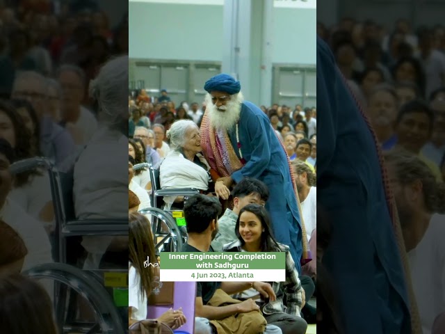 A heartwarming moment from the Inner Engineering Completion program with Sadhguru in Atlanta!