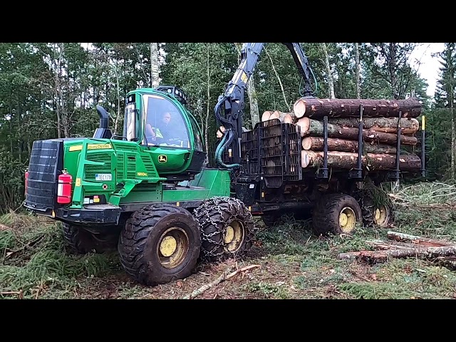 John Deere 1910G Forwarder in Swedish logging