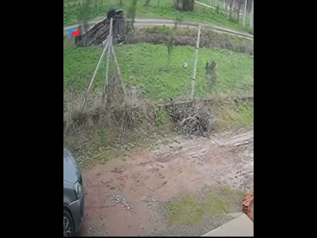 Un patrullero terminó en una zanja durante la persecución de un grupo de ladrones de motos