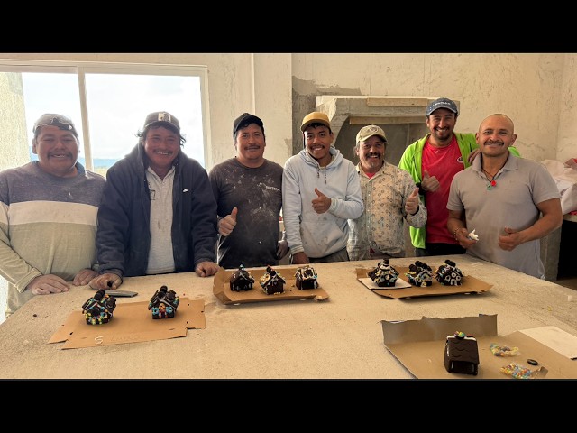 Building Our Forever Home in Mexico❤️🇲🇽❤️ Gingerbread House Challenge with the Workers -VlogmasDay14