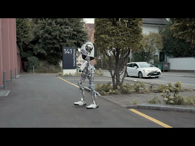Headless 4NE1 Walks through Zurich