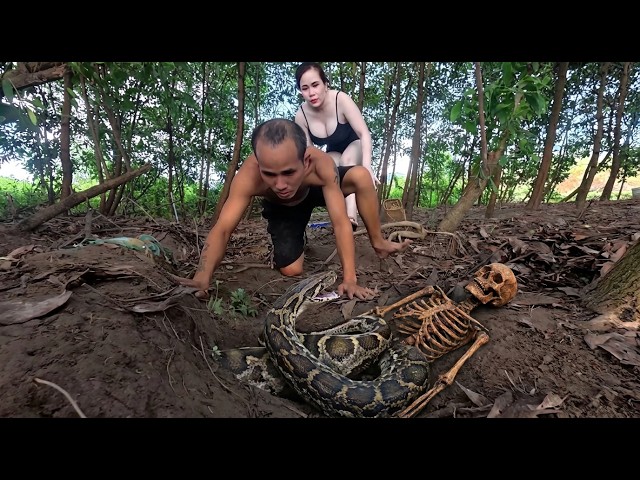 Giant Python Found Beside a Human Skeleton in the Forest – Girl Calls Hunters for Rescue!