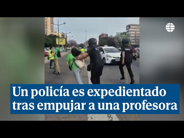 Un policía empuja a una profesora durante una manifestación en Valencia