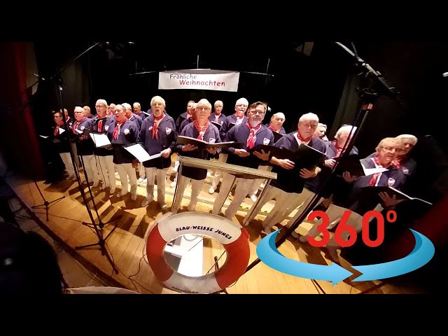 In Hamburg liegt ein Segelschiff im Hafen