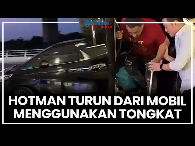 🔴LIVE: Hotman Paris Turun dari Mobil Menggunakan Tongkat dan Kursi Roda Menuju Pesawat