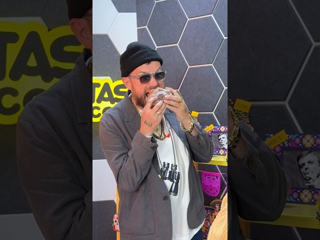 Damon Albarn nos visitó en la cabina de Sopitas FM y le preparamos una experiencia de Día de Muertos