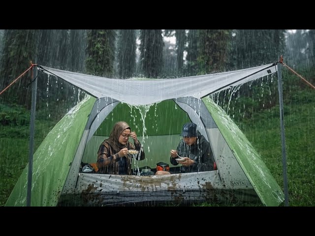 NOT SOLO CAMPING • COUPLE CAMPING IN REAL HEAVY RAIN, A BIG TREE FALLS RIGHT BEHIND THE TENT‼️