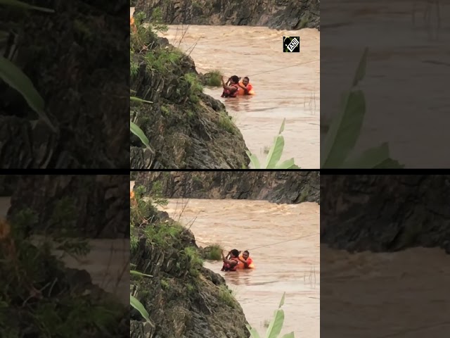 MP: NDRF team rescues four people stranded in Narmada River