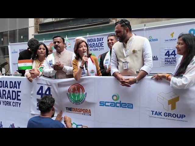 La gobernadora Hochul pronuncia un discurso en el desfile del Día de la India