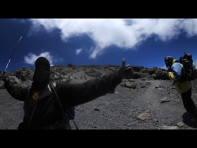 360度動画  キリマンジャロ ウルフピーク向かう途中励まされてるところ  エベレストに行ってきます！