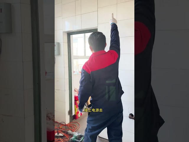 我爸做手术住院，我妈着急也病了，一直在家陪我妈着，一直没有更新视频，我娘家的房是23年改的，现在冬天屋里老暖和了，今天把厨房里面全拆了，我弟和二哥改水改电，刘杰吊的顶子，就等做橱柜了。#记录我的农村