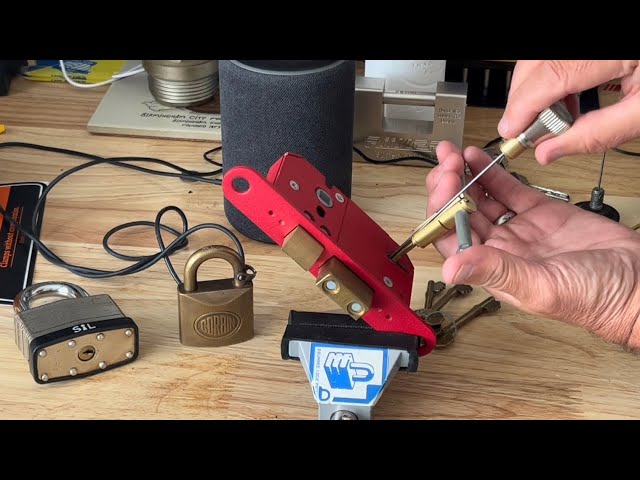 1143. Picking open an ERA mortice lever lock - Is it harder to pick a lock in your hand or a vice 🤔