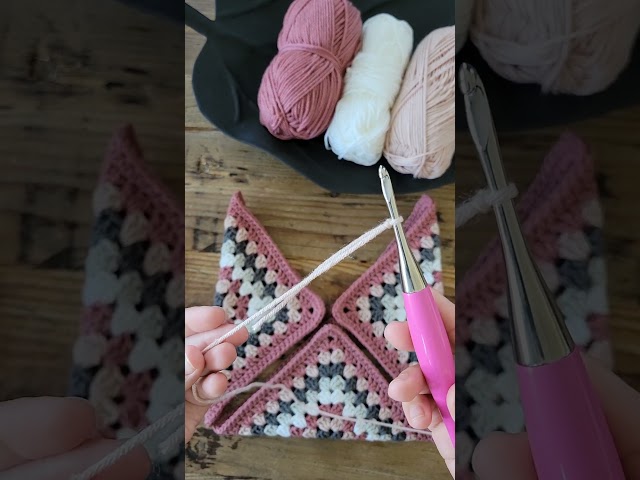 Beginner Crochet Bag Using 3 Granny Squares #beginnercrochet #crochettutorial