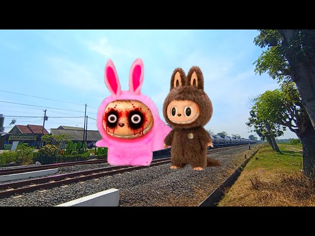 Labubu Viral  di Kereta Api  di Perlintasan Kereta Api