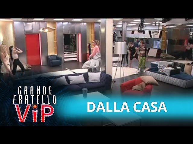 Grande Fratello Vip - I concorrenti giocano a bandierina