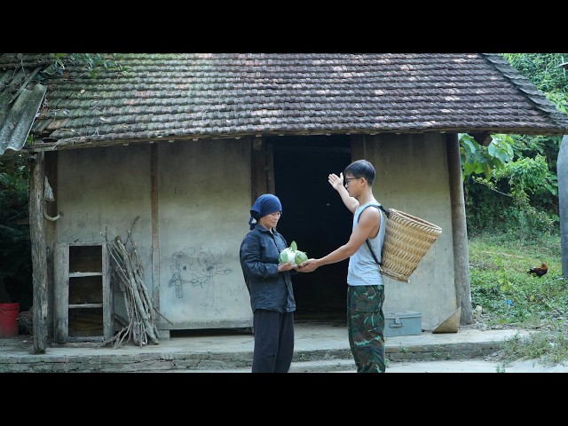 Young entrepreneur Ha Ho helps a poor, single elderly woman who has no one to rely on.