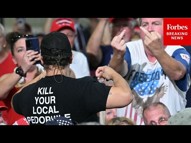 MIRA: Manifestante con camiseta que dice "Mata a tu pedófilo local" interrumpe a Trump durante un...