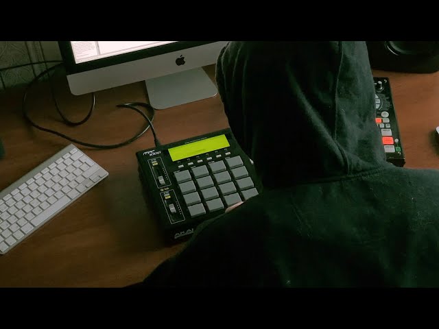 AKAI MPC 1000 Sampling Jazz Vinyl Records and Making a Beat