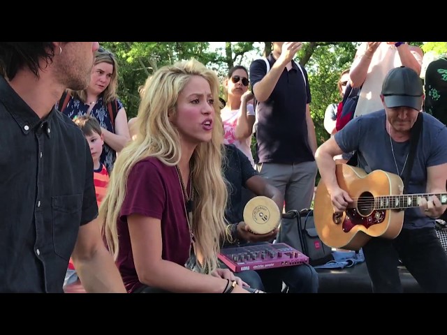 Shakira - Chantaje (Live in Washington Square Park / En Vivo en Washington Square Park)