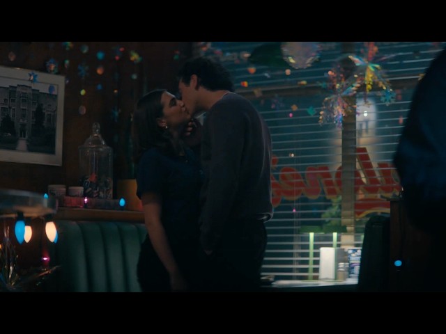 Hannah and Garrett Kiss 1x06 | Off Campus