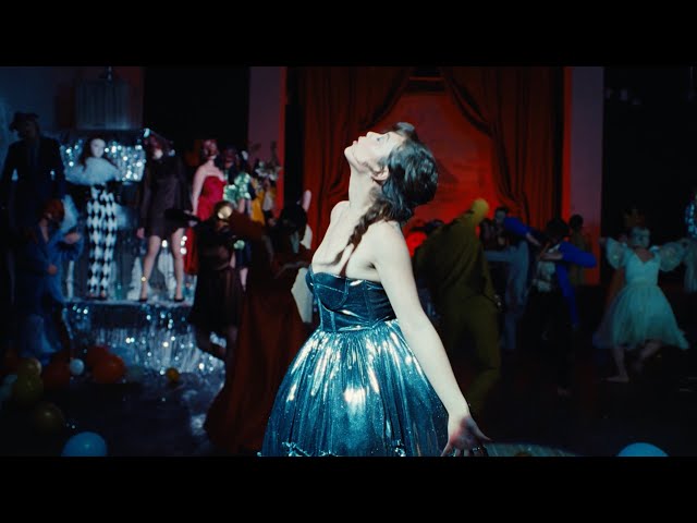 Laufey - Silver Lining (Official Music Video)