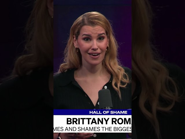 'Creepy' Vanity Fair reporter grins at the camera during Lindsay Clancy murder trial