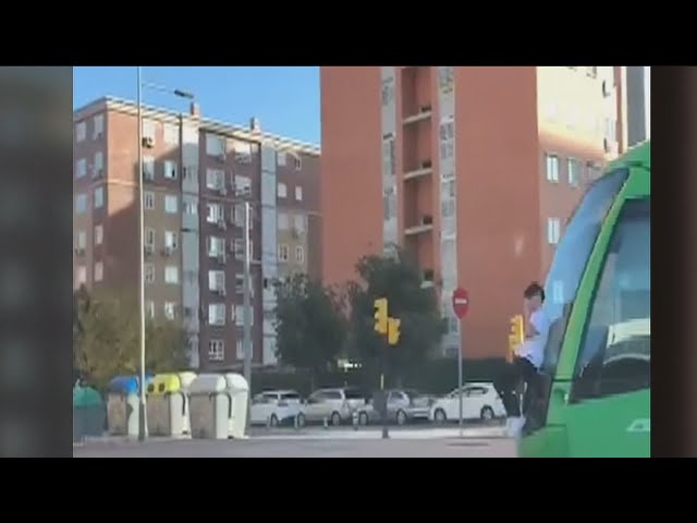 El peligroso juego de viajar agarrado al tranvía de Parla