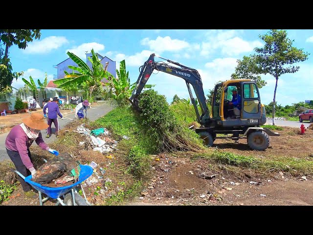The Homeowner Was Shocked To See us Cleaning Up The Disaster In Front Of Their House.