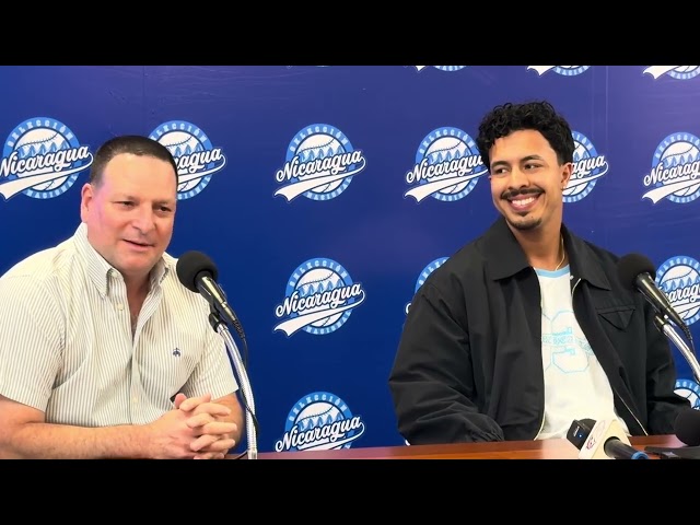 Mark Vientos recibe el uniforme de Nicaragua 