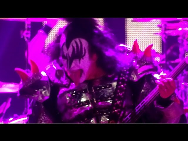 KISS - War Machine (Gene breathing fire!) - live @ Palau Sant Jordi, Barcelona, Spain, 21 June 2015