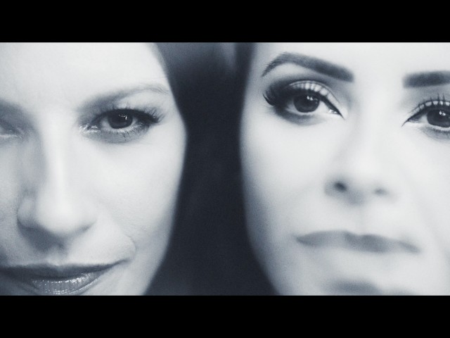 Laura Pausini - QUANDO CHOVE con Sandy (Official Video)
