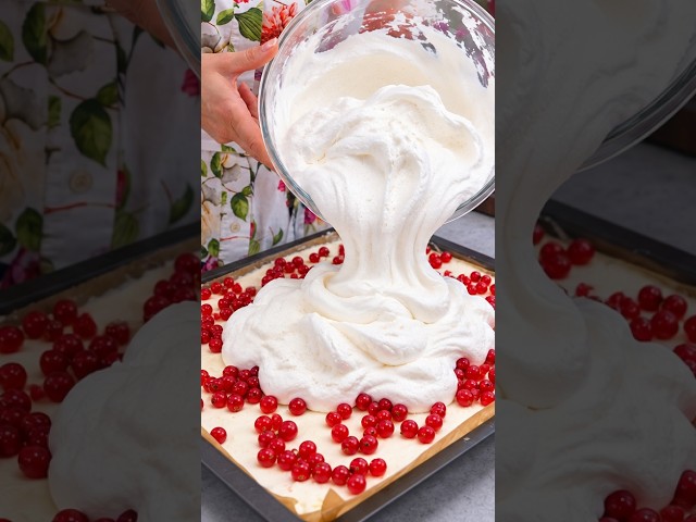Dieser Johannisbeerkuchen ist ein Traum! So cremig und fruchtig 🍰❤️