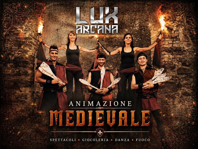 Parata di animazione itinerante con giocolieri e trampolieri per feste di paese e festival medievali