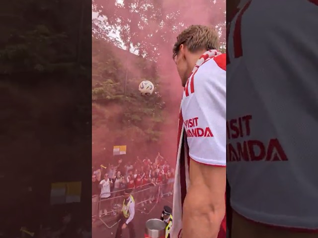 Martin Ødegaard hits a police officer with a ball at the Arsenal parade…😂