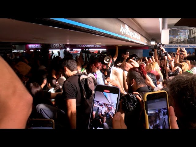 Protesta en las estaciones ferroviarias de Once, Retiro y Constitución contra el aumento del pasaje