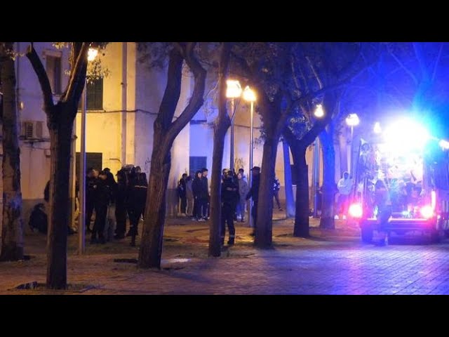 Un jove ferit greu després de ser apunyalat, presumptament, pel seu pare