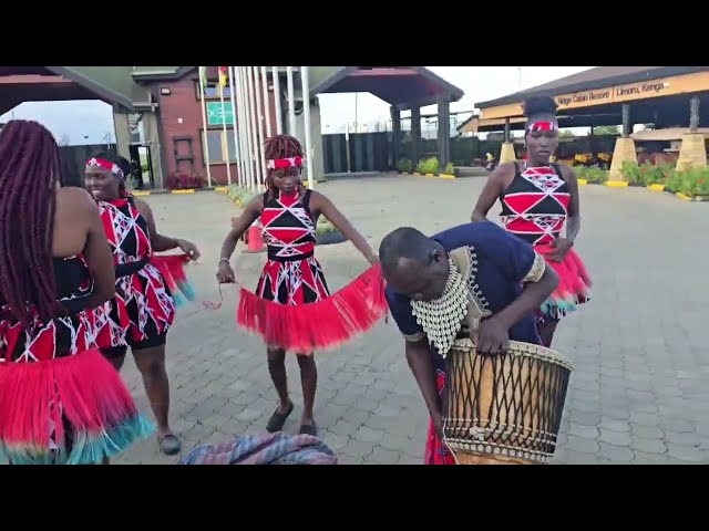 Atuendo tradicional zulú, feminidad africana #culturazulú #orgullosamentesudafricano #doncellazulú
