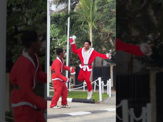 How to walk on air in 2 easy steps 🚶‍♂️‍➡️🛫✅ #subscribe #airwalk #tutorial #shorts #trending