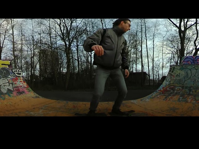 Longboard in de halfpipe van skateplein Zuiderpark